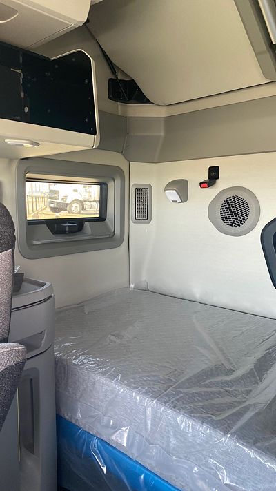 2025 Volvo VNL64T660