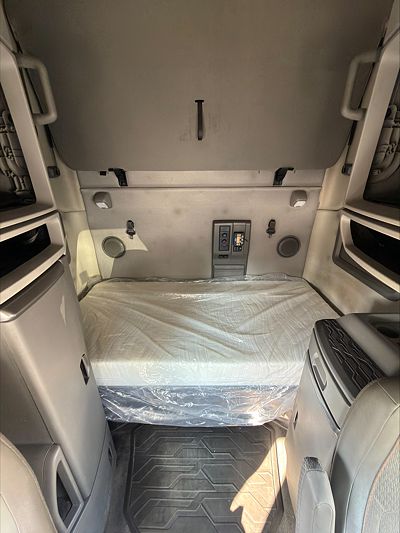 2023 Volvo VNL64T