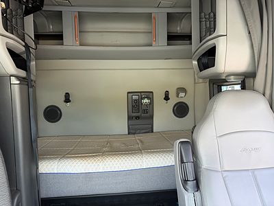 2023 Volvo VNL64T740
