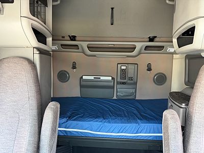 2021 Volvo VNL64T760