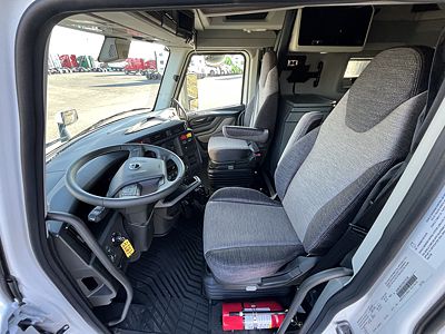 2027 Volvo VNL64T860