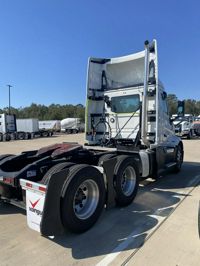 2025 Volvo VNL64T300