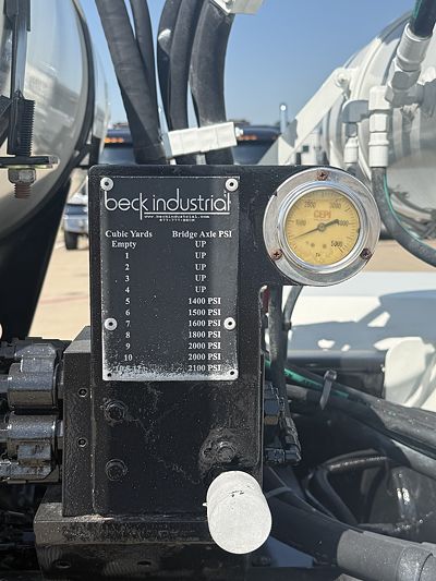 2021 Mack GR64F