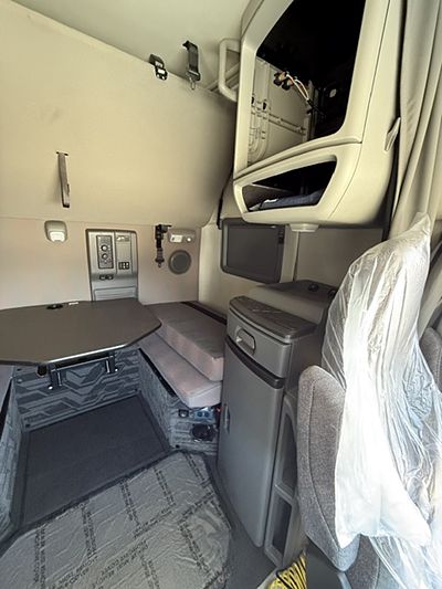 2022 Volvo VNL64T740