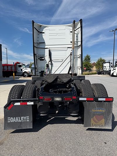 2021 Volvo VNL64T760