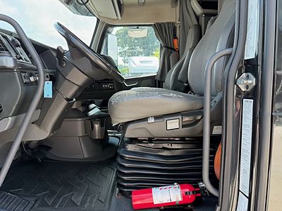2023 Volvo VNL64T760