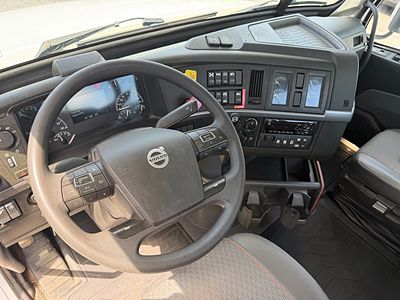 2022 Volvo VNL64T300