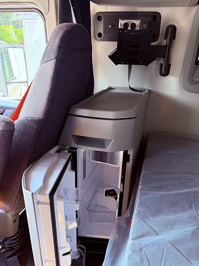 2027 Volvo VNL64T660