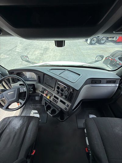 2020 Freightliner CASCADIA 126