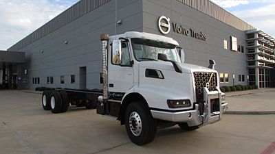 2025 Volvo VHD64B300