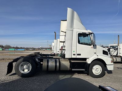 2016 Volvo VNM200