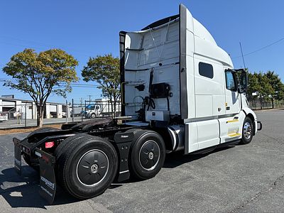 2023 Volvo VNL64T740