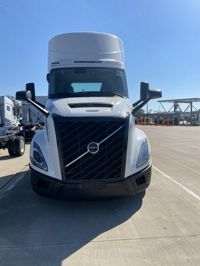 2025 Volvo VNL64T300