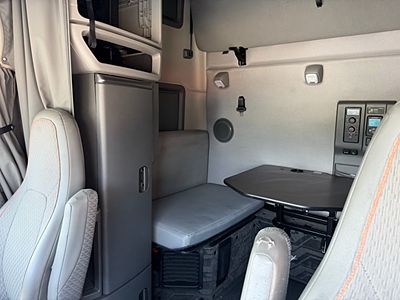 2023 Volvo VNL64T760