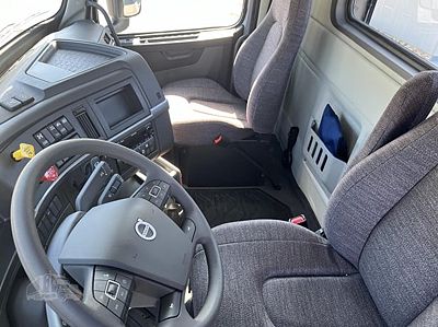2025 Volvo VNL64T300