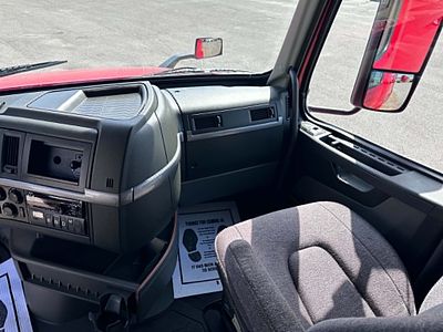 2022 Volvo VNL64T760
