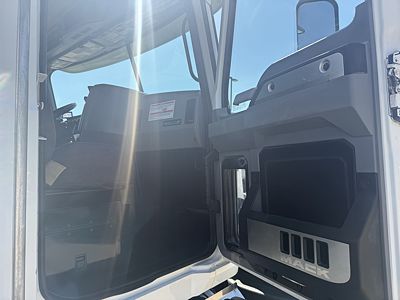 2021 Mack GR64F