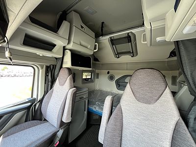 2027 Volvo VNL64T860