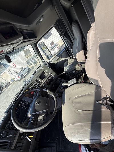 2019 Volvo VNL64T740