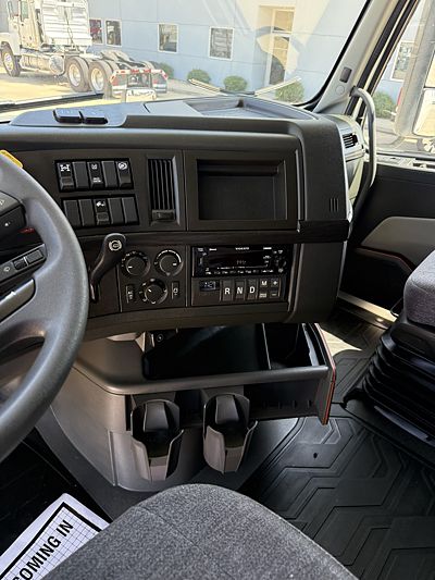 2022 Volvo VNL64T740