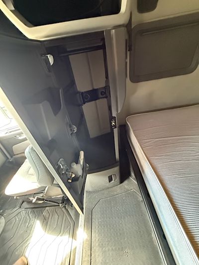 2022 Volvo VNL64T760