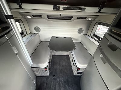 2022 Volvo VNL64T760