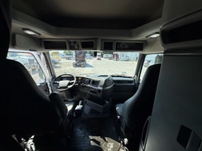 2019 Volvo VNL64T740