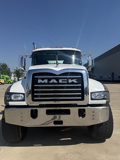 2021 Mack GR64F