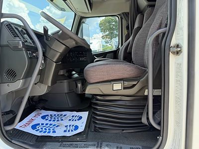 2022 Volvo VNL64T740