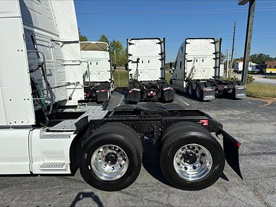 2022 Volvo VNL64T860