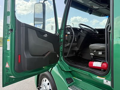 2022 Volvo VNL64T760