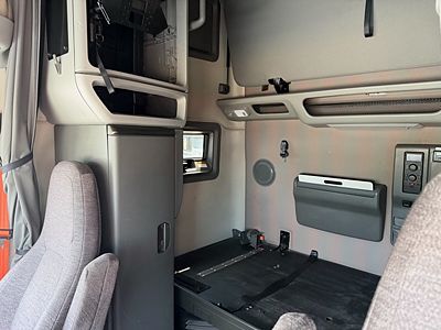 2021 Volvo VNR64T760
