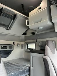 2025 Volvo VNL64T660