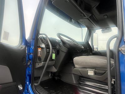 2022 Volvo VNL64T760
