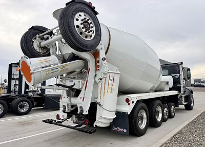 2025 Volvo VHD64F300