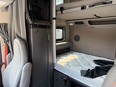 2023 Volvo VNL64T860