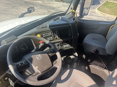 2023 Volvo VNL64T740