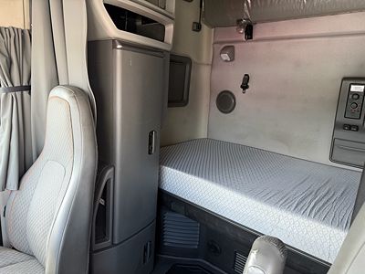 2023 Volvo VNL64T760