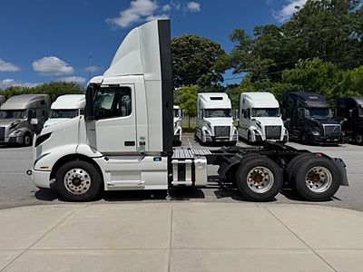 2025 Volvo VNR64T300