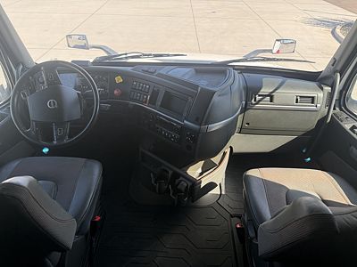 2025 Volvo VNL64T860