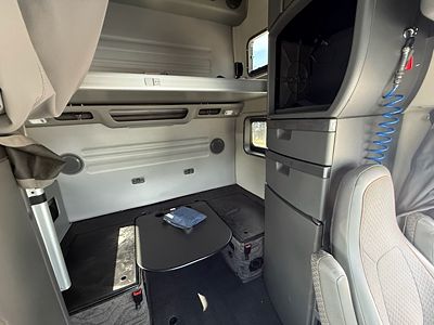 2023 Volvo VNL64T860