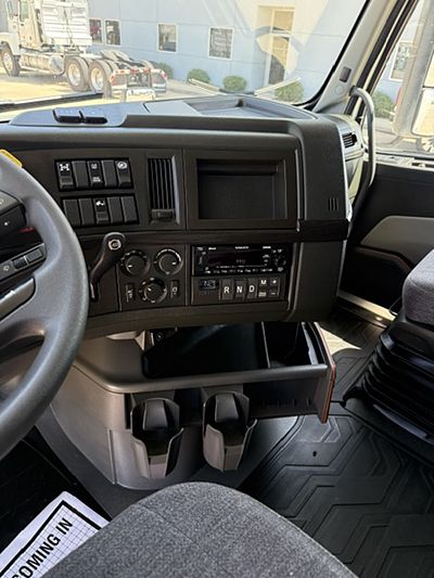 2022 Volvo VNL64T740