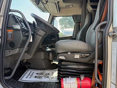 2023 Volvo VNL64T760