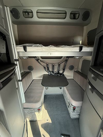 2024 Volvo VNL64T860