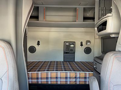 2023 Volvo VNL64T740