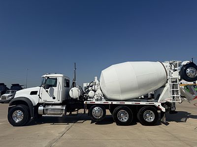 2021 Mack GR64F