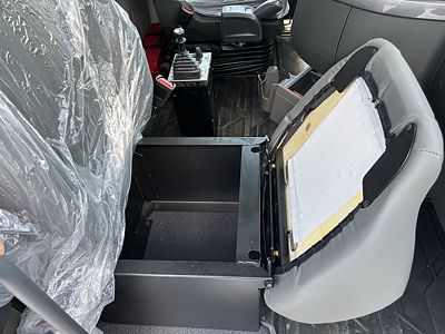 2025 Volvo VNR64300