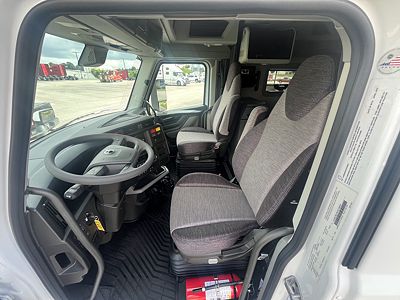 2027 Volvo VNL64T660