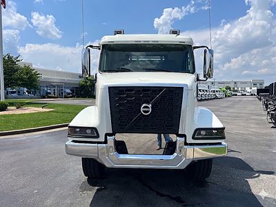 2025 Volvo VHD64B300