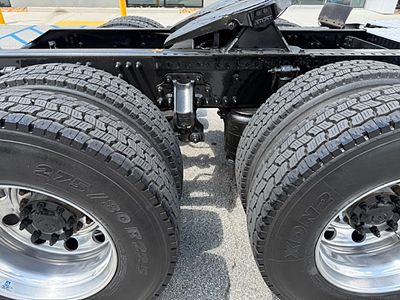 2022 Volvo VNL64T740